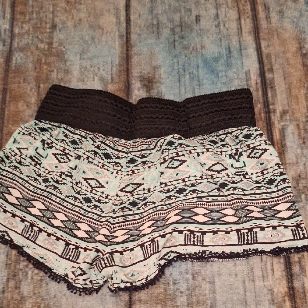 🔥🔥CLEARANCE🔥🔥Blk/Wht High Waist Shorts W/Abstract Pattern. Size Large - Picture 4 of 6